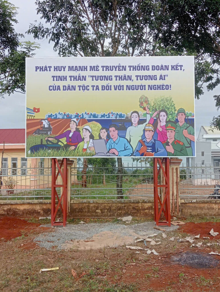 Lắp đặt cụm pano tuyên truyền Chương trình mục tiêu quốc gia giảm nghèo bền vững trên địa bàn các xã nghèo