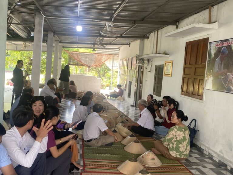 Lãnh đạo Sở Nông nghiệp và Môi trường Gia Lai kiểm tra tiêu chí xét công nhận làng nghề nón ngựa Phú Gia
